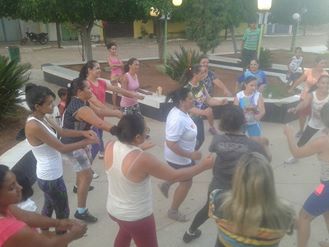 Aula de Zumba na Praça Central da Cidade