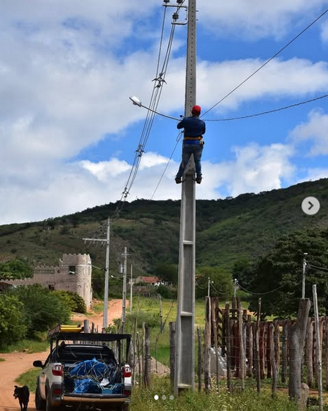 São José de Princesa instala iluminação em comunidade rural.