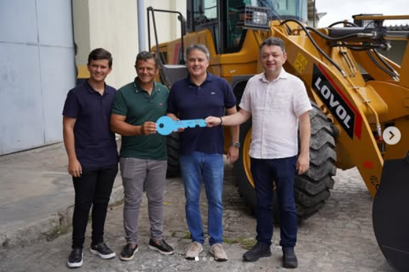 São José de Princesa recebe pá-carregadeira para atender serviços do município