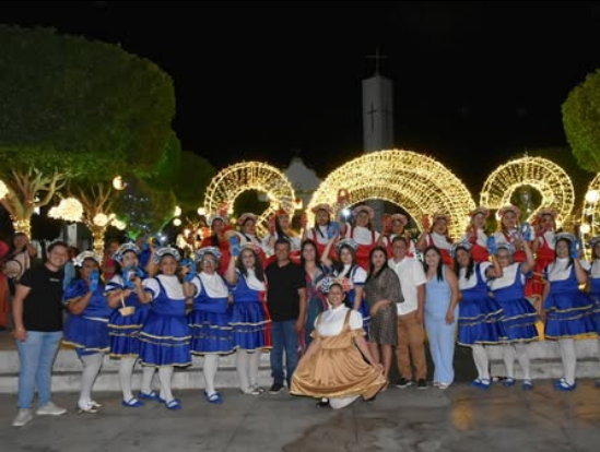Grupo da Terceira Idade faz apresentação no Natal Mágico de São José de Princesa.